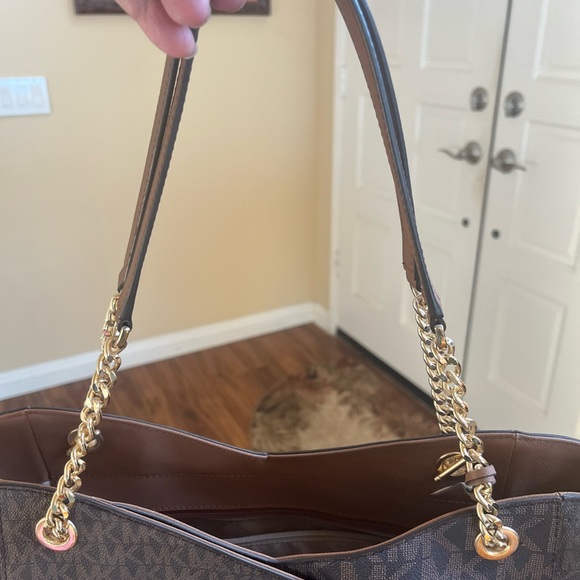 Beautiful Michael Kors purse - Picture 13 of 14